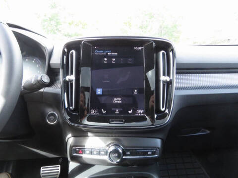 2022 Volvo XC40 T5 R-Design