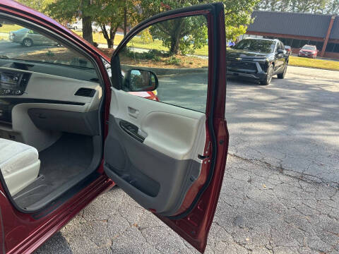 2011 Toyota Sienna LE 7-Passenger Auto Access Seat