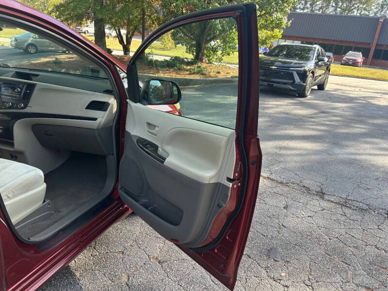 2011 Toyota Sienna LE 7-Passenger Auto Access Seat