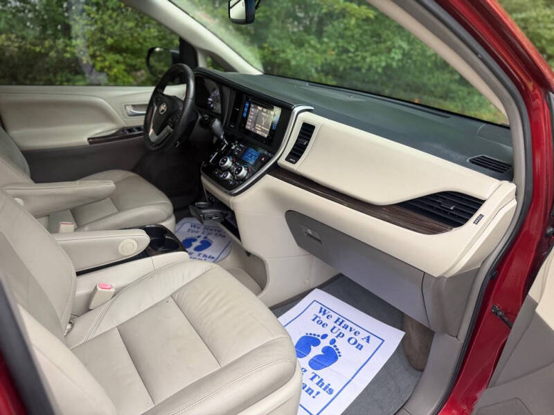 2017 Toyota Sienna XLE 8-Passenger