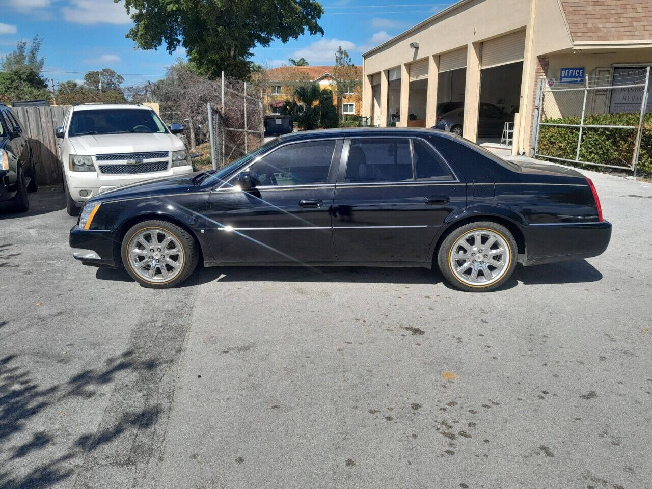 2009 Cadillac DTS Sedan - $5,450
