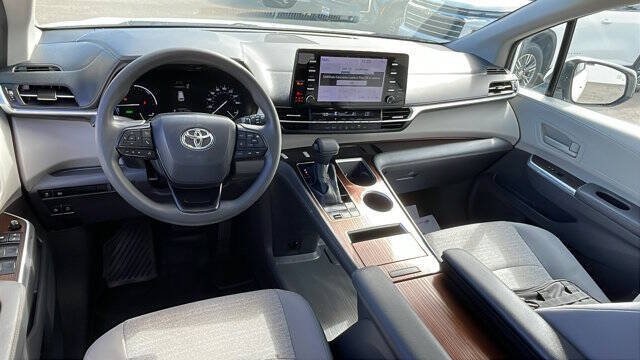 2022 Toyota Sienna LE 8-Passenger