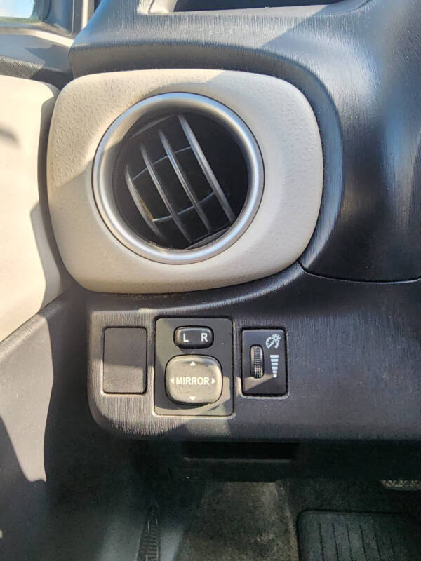 2012 Toyota Yaris 5-Door LE