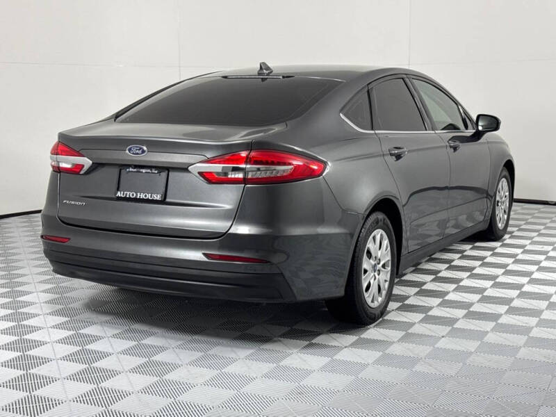 2020 Ford Fusion S photo 5