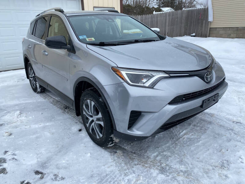 2018 Toyota RAV4 LE's photo