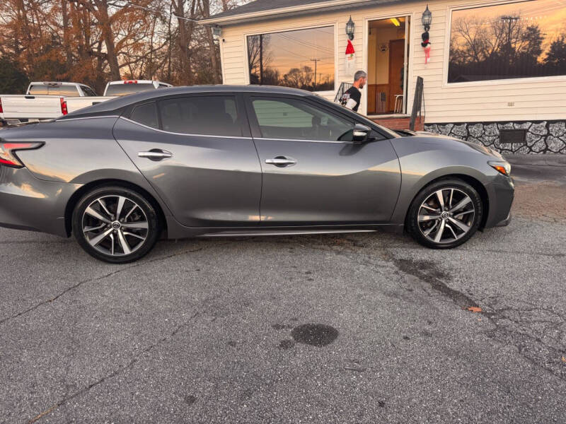 2019 Nissan Maxima SV's photo