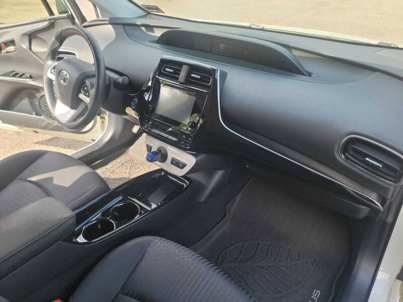 2017 Toyota Prius Three - Photo 12