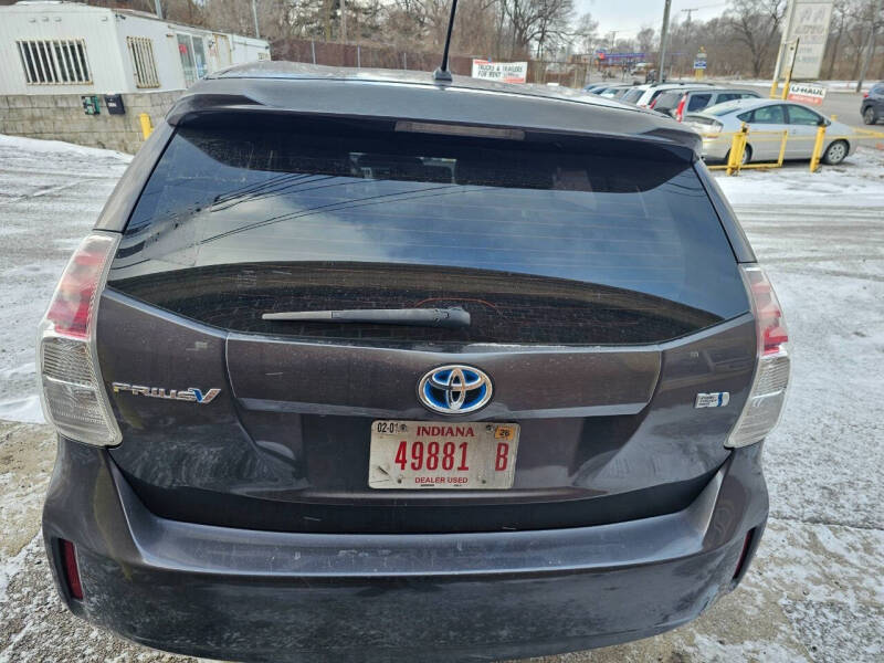 2016 Toyota Prius v Two