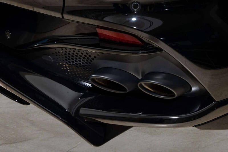 2025 Aston Martin DBX 707