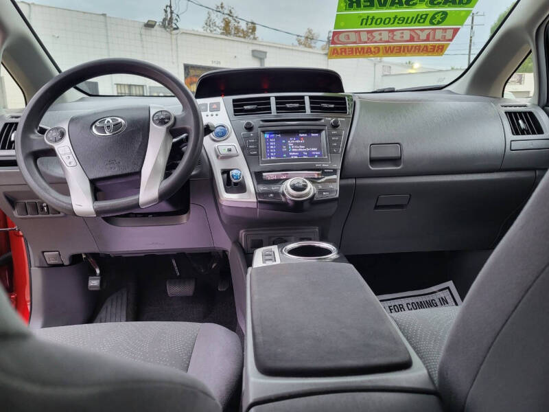 2014 Toyota Prius v Five
