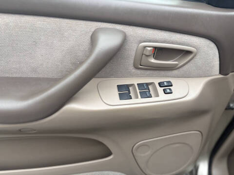 2004 Toyota Sequoia SR5