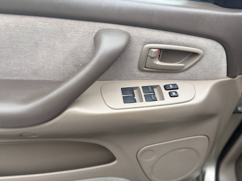 2004 Toyota Sequoia SR5