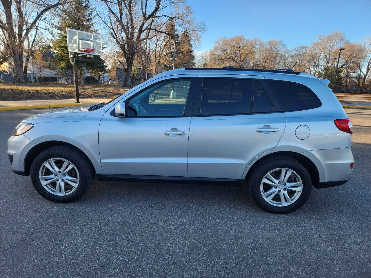 2011 Hyundai SANTA FE for sale at Xtra Mile Auto Sales LLC in Cambridge, MN