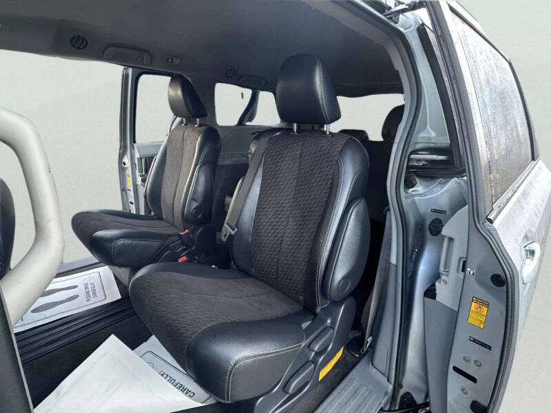 2014 Toyota Sienna SE 8-Passenger