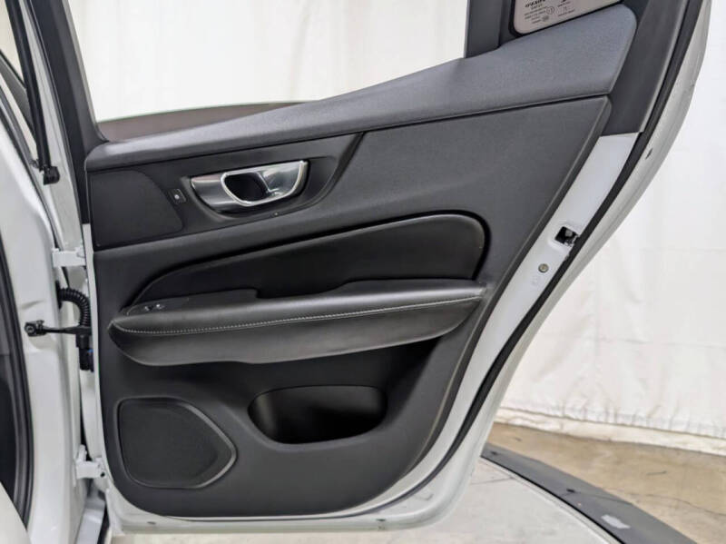 2023 Volvo S60 Recharge T8 Core Dark Theme