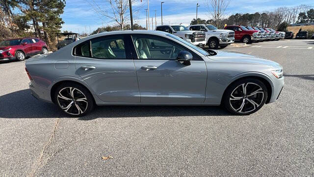 2024 Volvo S60 B5 Plus Dark Theme