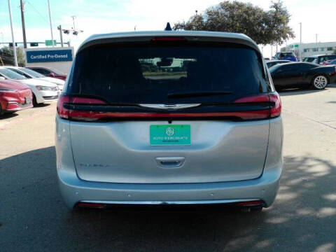 2026 Chrysler Pacifica Select