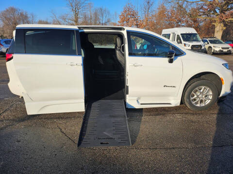 2025 Chrysler Pacifica Select