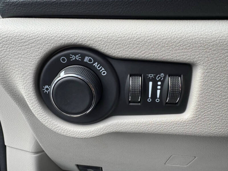 2020 Chrysler Voyager LXi