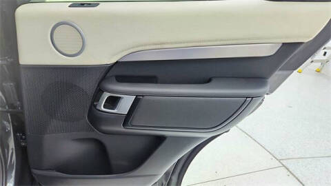 2024 Land Rover Discovery P300 Dynamic SE