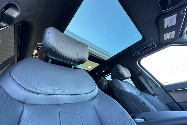 2025 Land Rover Range Rover P550e Autobiography