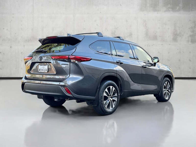 2022 Toyota Highlander Hybrid XLE