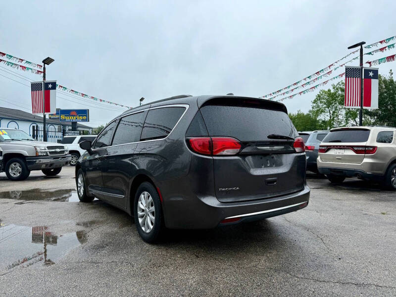 2017 Chrysler Pacifica Touring-L