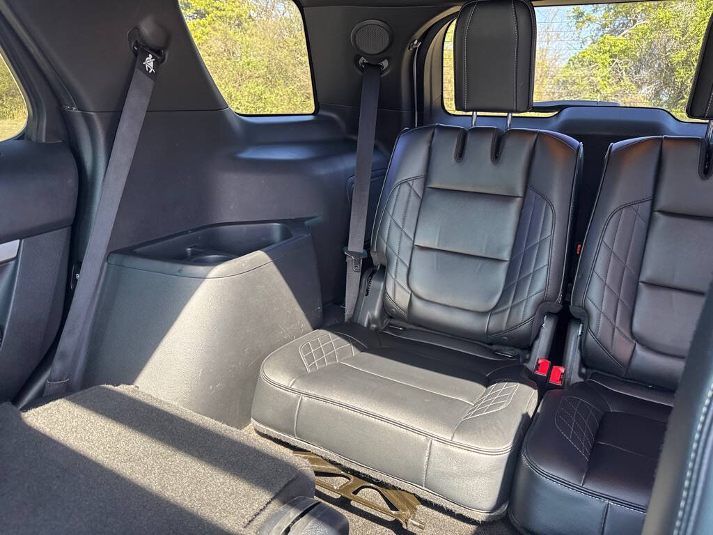 Off white 2016 Ford Explorer Platinum AWD Platinum 4dr SUV 11