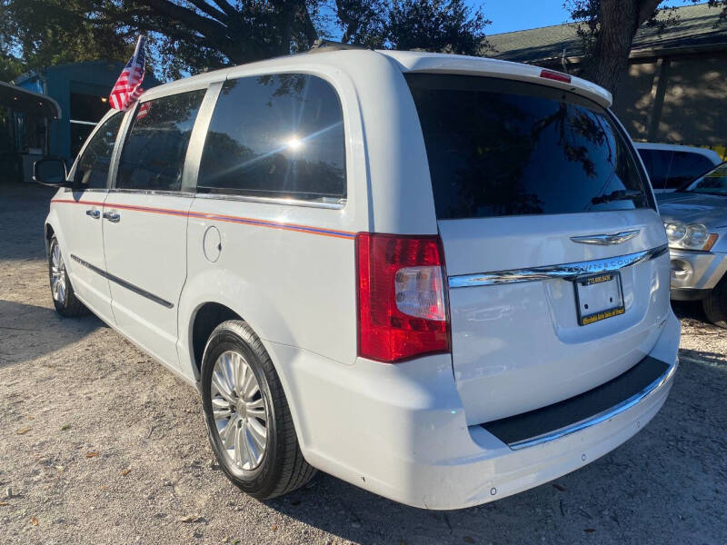 2014 Chrysler Town & Country Limited photo 5