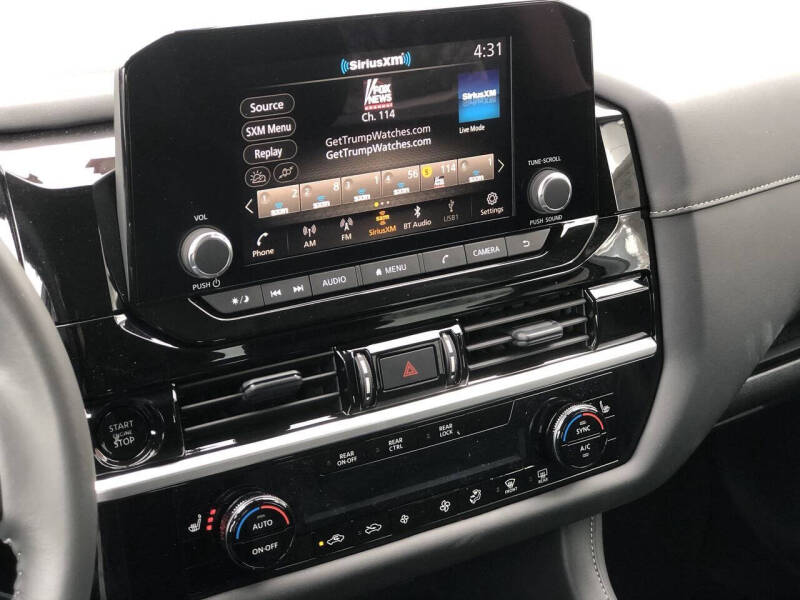 2025 Nissan Pathfinder SV