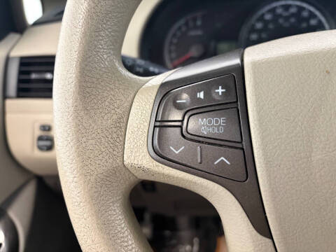 2013 Toyota Sienna LE 8-Passenger