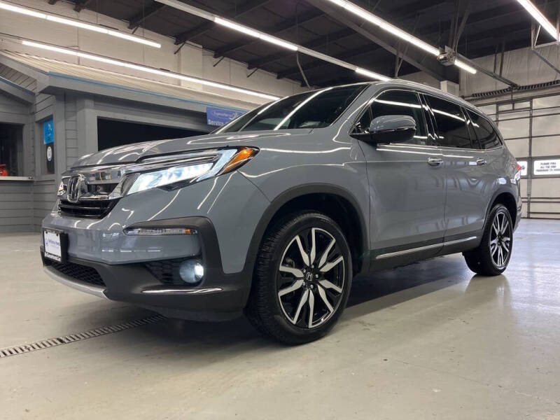 2022 Honda Pilot Touring w/Rear Captain's Chairs