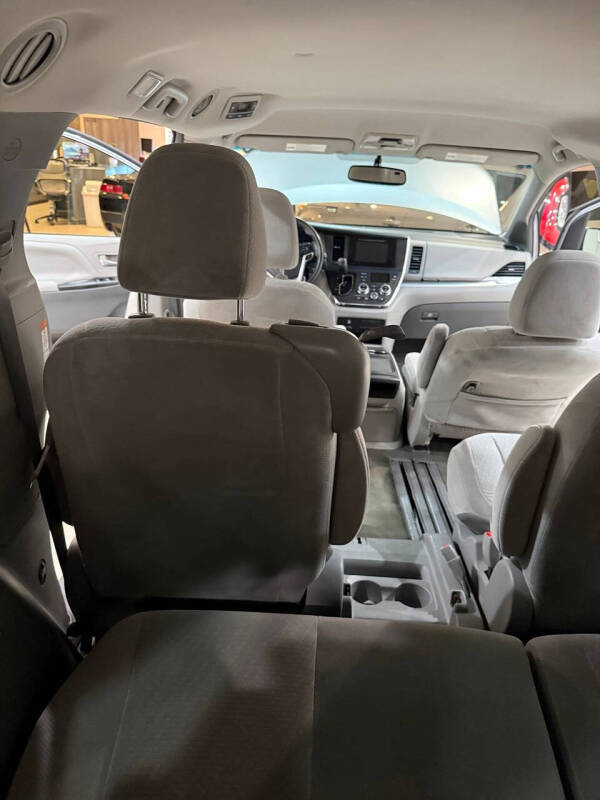 2017 Toyota Sienna LE 8-Passenger