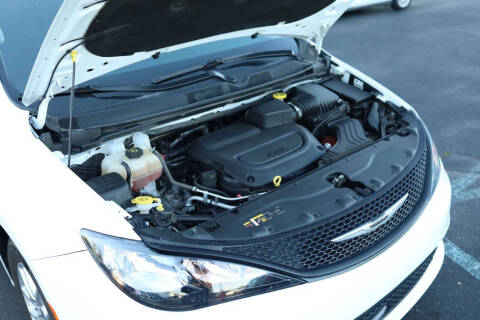 2022 Chrysler Voyager LX