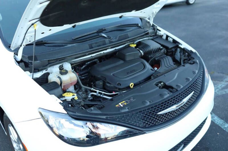 2022 Chrysler Voyager LX