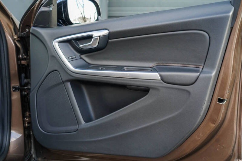 2016 Volvo V60 Cross Country T5