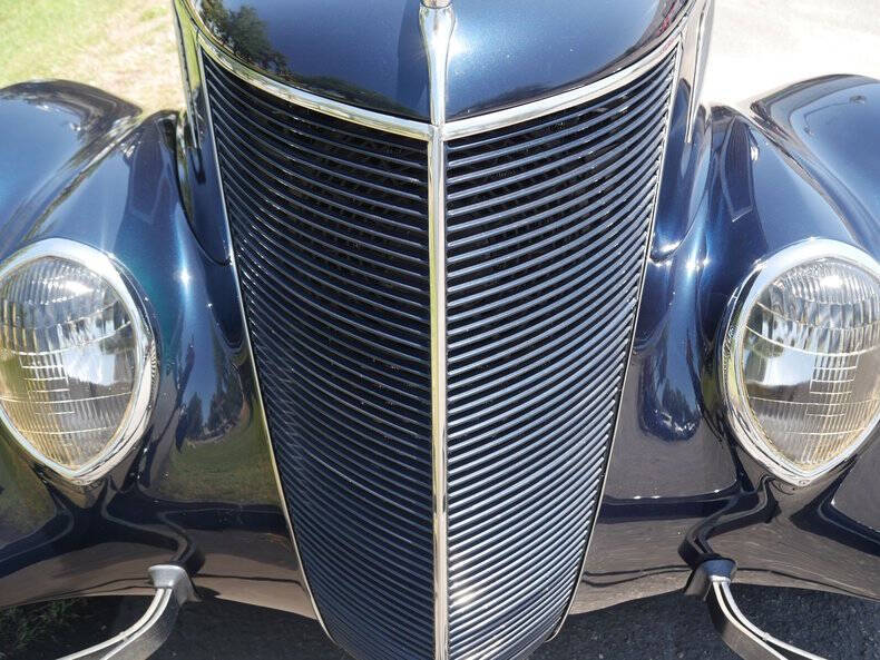 1937 Ford Deluxe