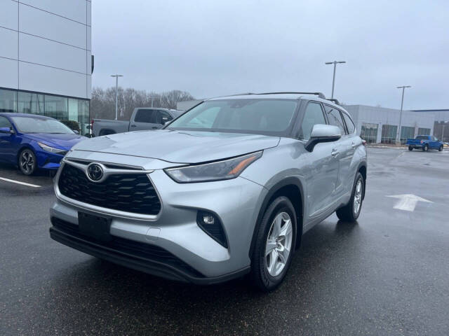 2021 Toyota Highlander LE's photo