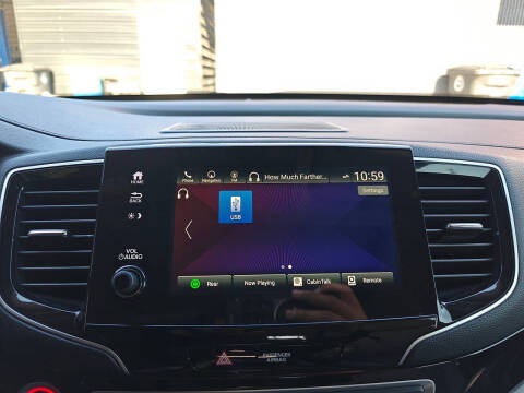 2020 Honda Pilot Touring w/Rear Captain's Chairs