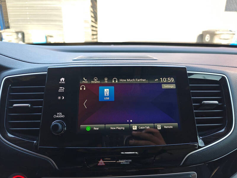 2020 Honda Pilot Touring w/Rear Captain's Chairs