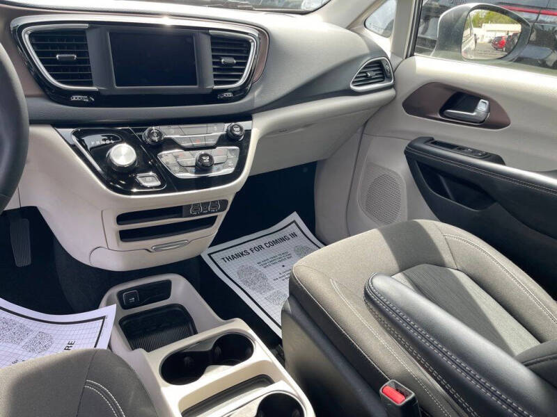 2023 Chrysler Voyager LX