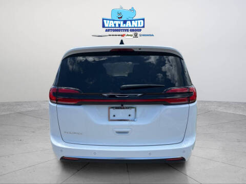 2027 Chrysler Pacifica Select