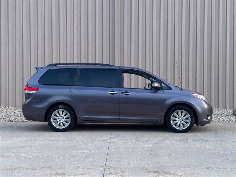 2014 Toyota Sienna XLE photo 7