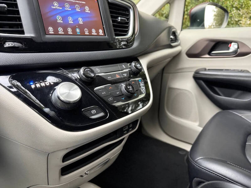 2020 Chrysler Voyager LXi