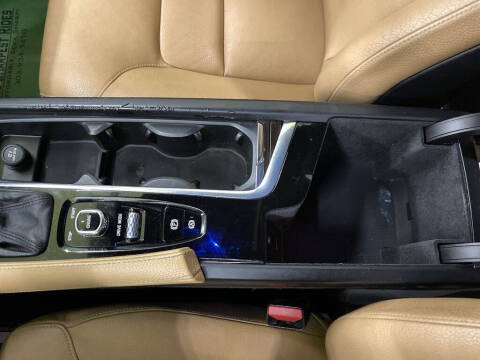 2016 Volvo XC90 T6 Momentum