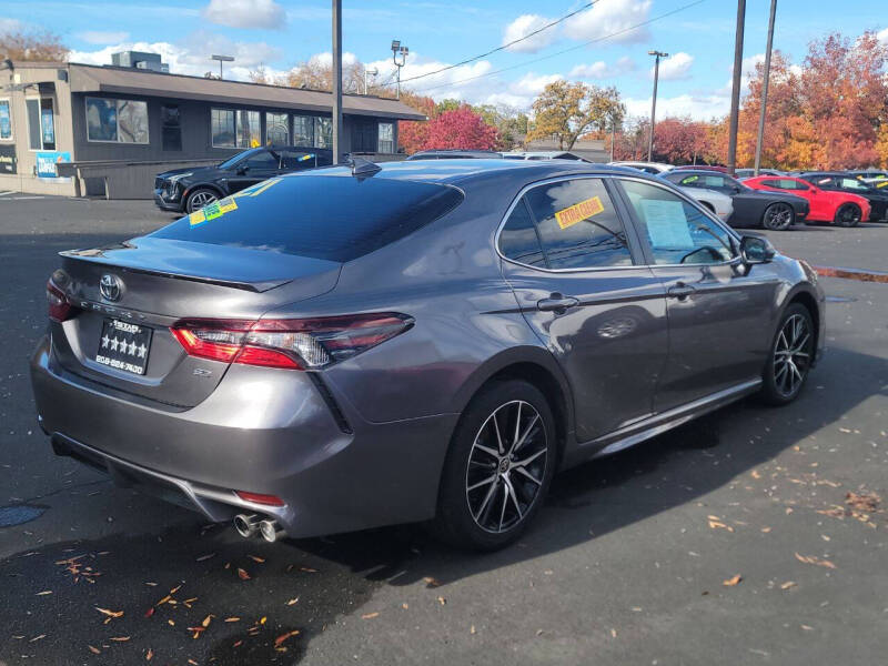 2021 Toyota Camry SE photo 6