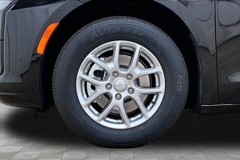 2027 Chrysler Pacifica Select