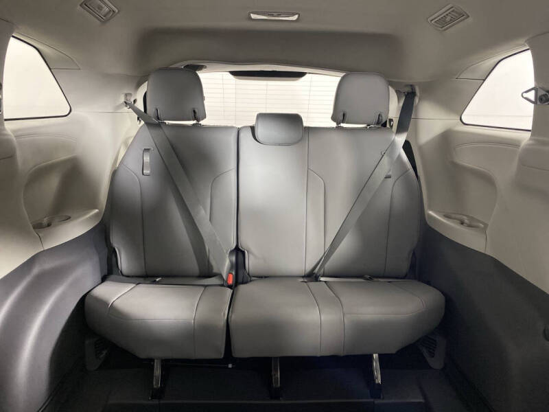 2021 Toyota Sienna XLE photo 5