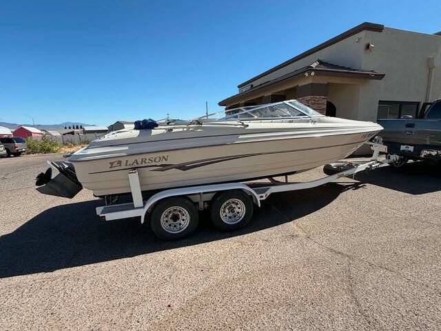 2001 Larson Boats 212 SEI