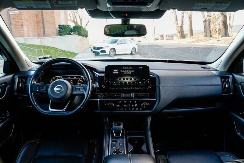 2022 Nissan Pathfinder SL